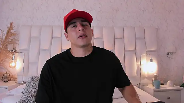 Snapshot of MassimoCo_ chatting on March 10, 11:43 pm MassimoCo online show from March 10, 11:43 pm