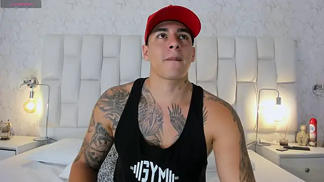 Snapshot of MassimoCo_ chatting on April 13, 11:43 pm MassimoCo online show from April 13, 11:43 pm