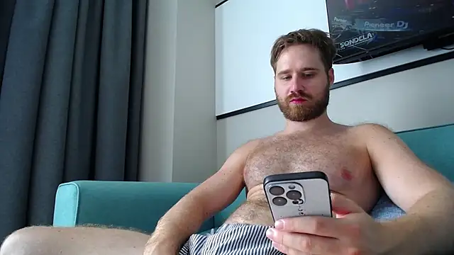 Snapshot of LorenzoLux chatting on March 5, 4:30 am LorenzoLux online show from March 5, 4:30 am