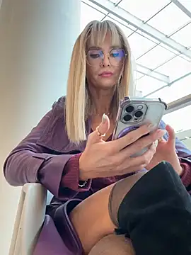 Snapshot of NaughtyNinky chatting on February 19, 1:07 pm NaughtyNinky online show from February 19, 1:07 pm