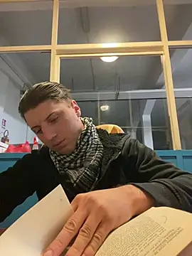 allee2206 online show from March 31, 9:59 pm