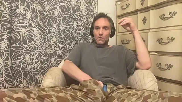 Snapshot of wolverinedream chatting on April 18, 7:23 am wolverinedream online show from April 18, 7:23 am