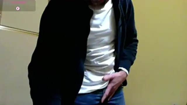 Snapshot of Ele7b5 chatting on January 6, 9:39 pm Ele7b5 online show from January 6, 9:39 pm