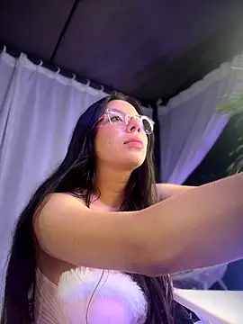 Snapshot of ShyDesireXXX chatting on March 4, 5:35 am ShyDesireXXX online show from March 4, 5:35 am