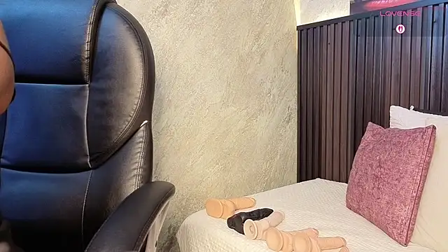 tanisha  lux online show from March 29, 4:18 pm