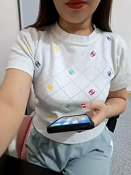 Snapshot of Avelyn-n chatting on February 27, 8:14 am Avelyn-n online show from February 27, 8:14 am