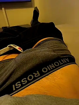 Snapshot of alexi1015 chatting on February 13, 9:44 pm alexi1015 online show from February 13, 9:44 pm