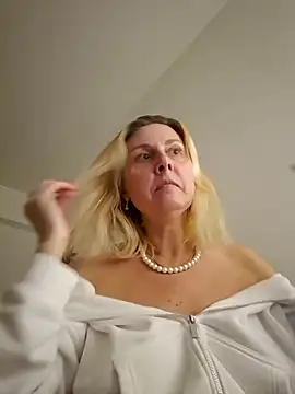 Amelia9798 online show from March 2, 7:32 pm