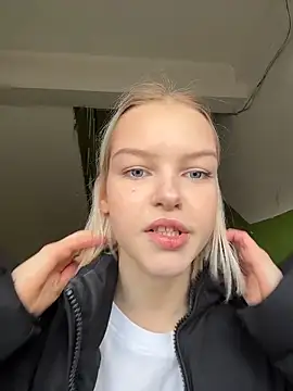 Snapshot of AshleyMur chatting on March 19, 5:55 am AshleyMur online show from March 19, 5:55 am