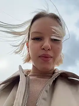 Snapshot of AshleyMur chatting on April 12, 6:18 am AshleyMur online show from April 12, 6:18 am