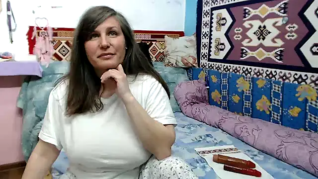 Adelinemilf online show from April 28, 1:49 pm