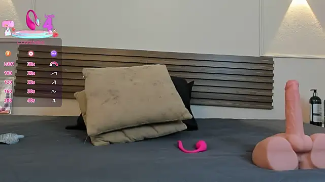 Snapshot of mia_gold_ chatting on March 31, 7:14 pm mia gold online show from March 31, 7:14 pm