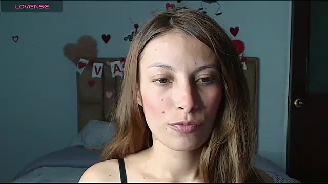 Snapshot of Sweet_moon_v_ chatting on February 14, 12:18 am Sweet moon v online show from February 14, 12:18 am