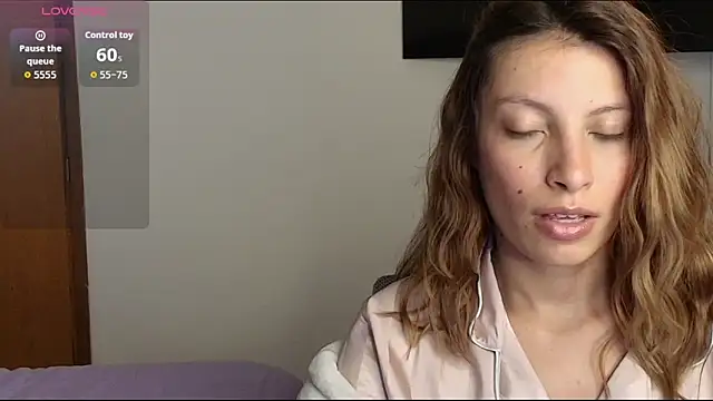 Snapshot of Sweet_moon_v_ chatting on March 27, 4:51 am Sweet moon v online show from March 27, 4:51 am