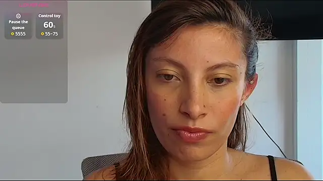 Snapshot of Sweet_moon_v_ chatting on April 7, 3:56 pm Sweet moon v online show from April 7, 3:56 pm