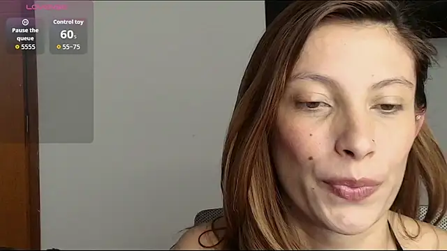 Snapshot of Sweet_moon_v_ chatting on April 8, 9:59 pm Sweet moon v online show from April 8, 9:59 pm