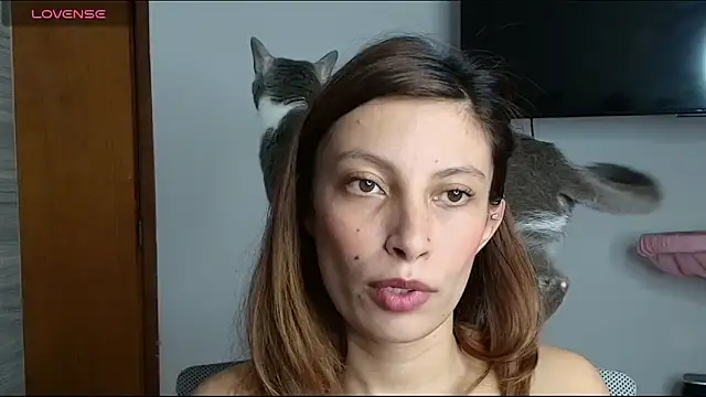 Snapshot of Sweet_moon_v_ chatting on April 16, 11:51 pm Sweet moon v online show from April 16, 11:51 pm