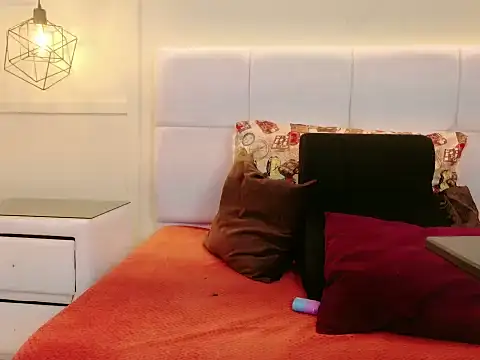 Snapshot of EvelynMoore__ chatting on February 6, 7:39 pm EvelynMoore online show from February 6, 7:39 pm