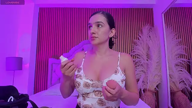 Violett hott  online show from February 21, 1:01 pm