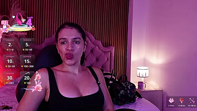 Snapshot of Violett_hott_ chatting on June 28, 1:17 pm Violett hott online show from June 28, 1:17 pm