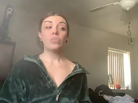 Snapshot of Intothewoodswego chatting on February 7, 2:21 pm Intothewoodswego online show from February 7, 2:21 pm