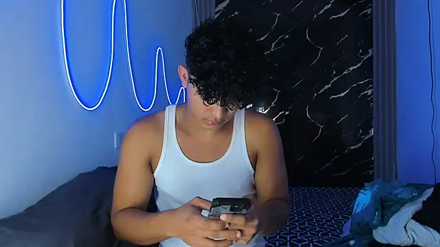 Snapshot of jamescurly00 chatting on January 13, 12:16 am jamescurly00 online show from January 13, 12:16 am