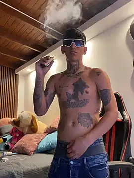 Snapshot of Sam_33_sexy_27 chatting on January 16, 10:08 am Sam 33 sexy 27 online show from January 16, 10:08 am