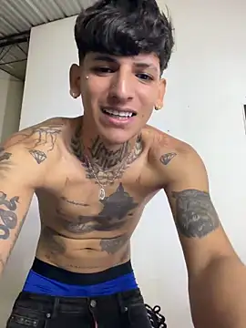 Snapshot of Sam_33_sexy_27 chatting on February 10, 8:51 am Sam 33 sexy 27 online show from February 10, 8:51 am