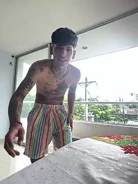 Snapshot of Sam_33_sexy_27 chatting on February 17, 7:20 pm Sam 33 sexy 27 online show from February 17, 7:20 pm