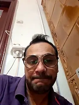 Snapshot of julian-112 chatting on February 19, 6:26 pm julian-112 online show from February 19, 6:26 pm