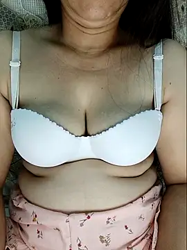 linhha23 online show from May 3, 4:24 pm