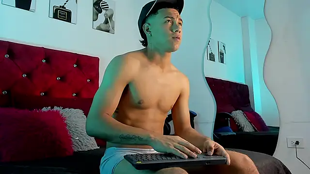 Liamsubtle01 online show from May 15, 11:06 am