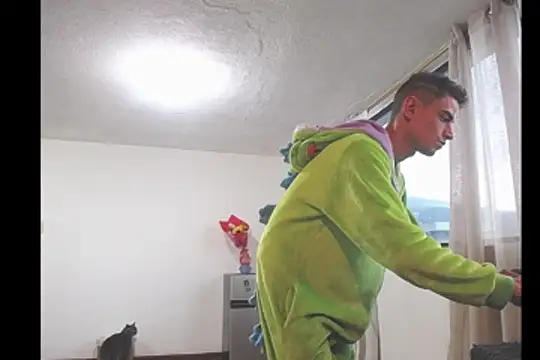 Snapshot of thomson_maxxi chatting on February 14, 8:27 pm thomson maxxi online show from February 14, 8:27 pm