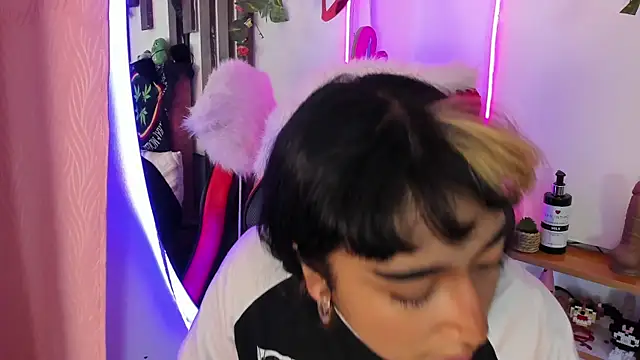 MeowMota  online show from May 19, 6:25 pm