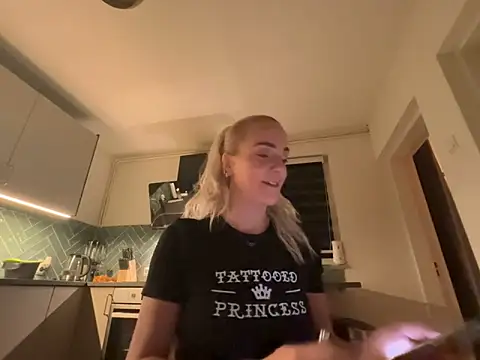 Snapshot of missconly chatting on March 4, 12:38 am missconly online show from March 4, 12:38 am