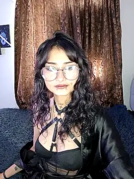 Snapshot of Lili_clan10 chatting on February 14, 5:21 pm Lili clan10 online show from February 14, 5:21 pm