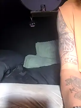 Snapshot of BigDonnyBig chatting on April 1, 4:24 am BigDonnyBig online show from April 1, 4:24 am