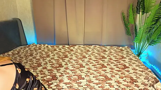 Snapshot of Sally_Ange1 chatting on April 21, 9:26 am Sally Ange1 online show from April 21, 9:26 am