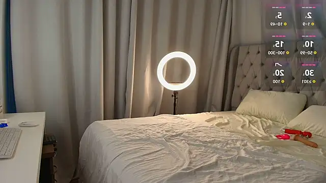 Maxine Spencer online show from April 3, 8:40 pm