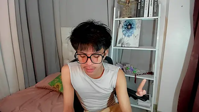 Snapshot of davincihugecock chatting on February 16, 4:36 pm davincihugecock online show from February 16, 4:36 pm