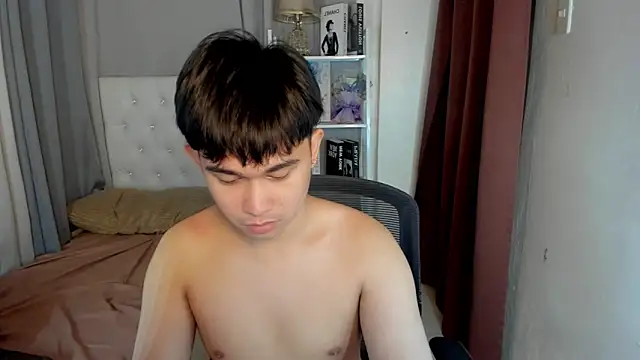 Snapshot of davincihugecock chatting on February 19, 4:36 pm davincihugecock online show from February 19, 4:36 pm