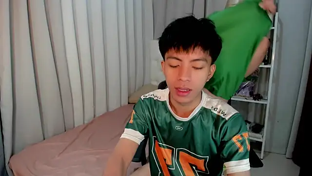 Snapshot of davincihugecock chatting on February 21, 4:41 pm davincihugecock online show from February 21, 4:41 pm