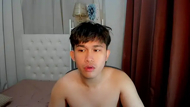 Snapshot of davincihugecock chatting on February 22, 8:40 pm davincihugecock online show from February 22, 8:40 pm