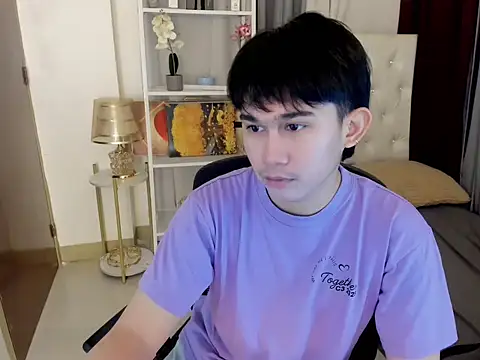 Snapshot of davincihugecock chatting on March 6, 4:36 pm davincihugecock online show from March 6, 4:36 pm