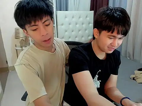 Snapshot of davincihugecock chatting on March 10, 4:34 pm davincihugecock online show from March 10, 4:34 pm