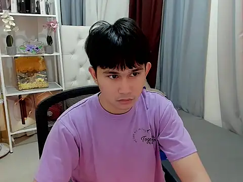 Snapshot of davincihugecock chatting on March 11, 4:35 pm davincihugecock online show from March 11, 4:35 pm