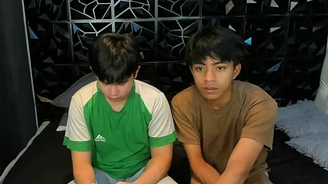 Snapshot of davincihugecock chatting on March 19, 4:44 pm davincihugecock online show from March 19, 4:44 pm