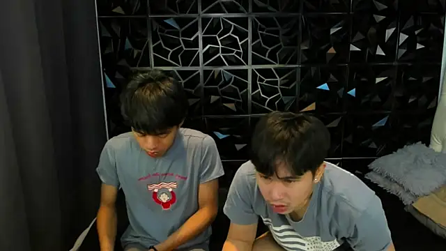 Snapshot of davincihugecock chatting on March 20, 4:56 pm davincihugecock online show from March 20, 4:56 pm