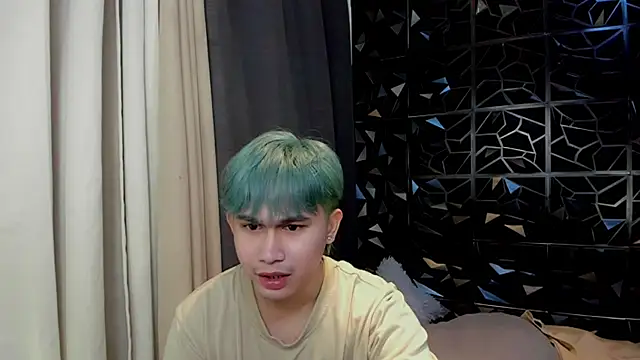 Snapshot of davincihugecock chatting on April 2, 4:37 pm davincihugecock online show from April 2, 4:37 pm