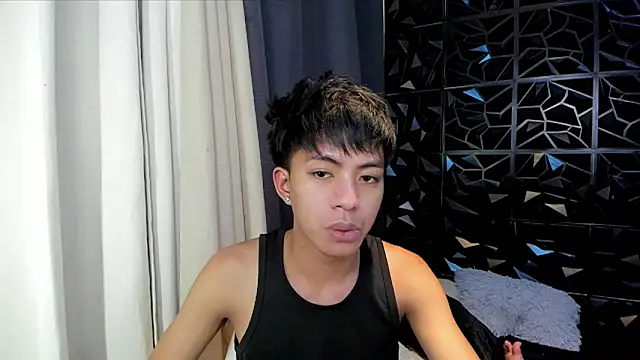 Snapshot of davincihugecock chatting on April 5, 2:20 am davincihugecock online show from April 5, 2:20 am